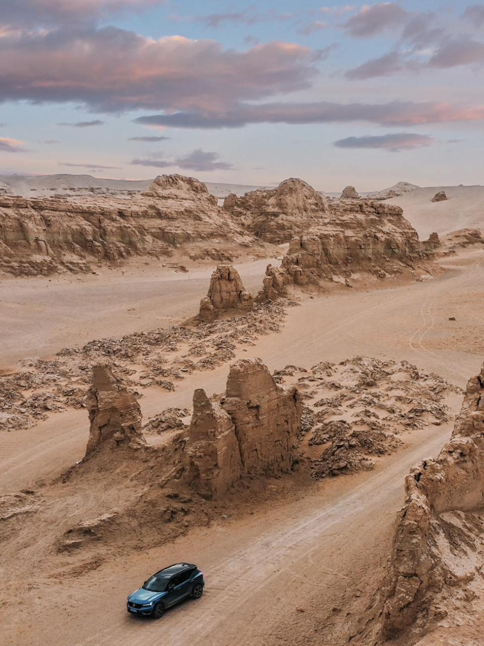 青海俄博梁:火星般的神秘地带  俄博梁成为了摄影圈的热门景点,它位于