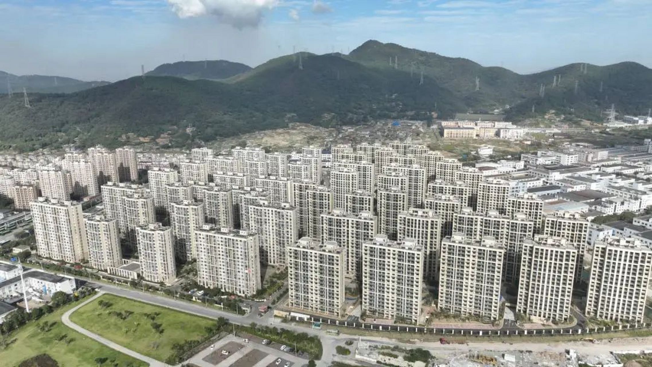 12月25日,北仑区大榭街道碧海蓝湾小区安置房(二期)开始抽签分配,这是