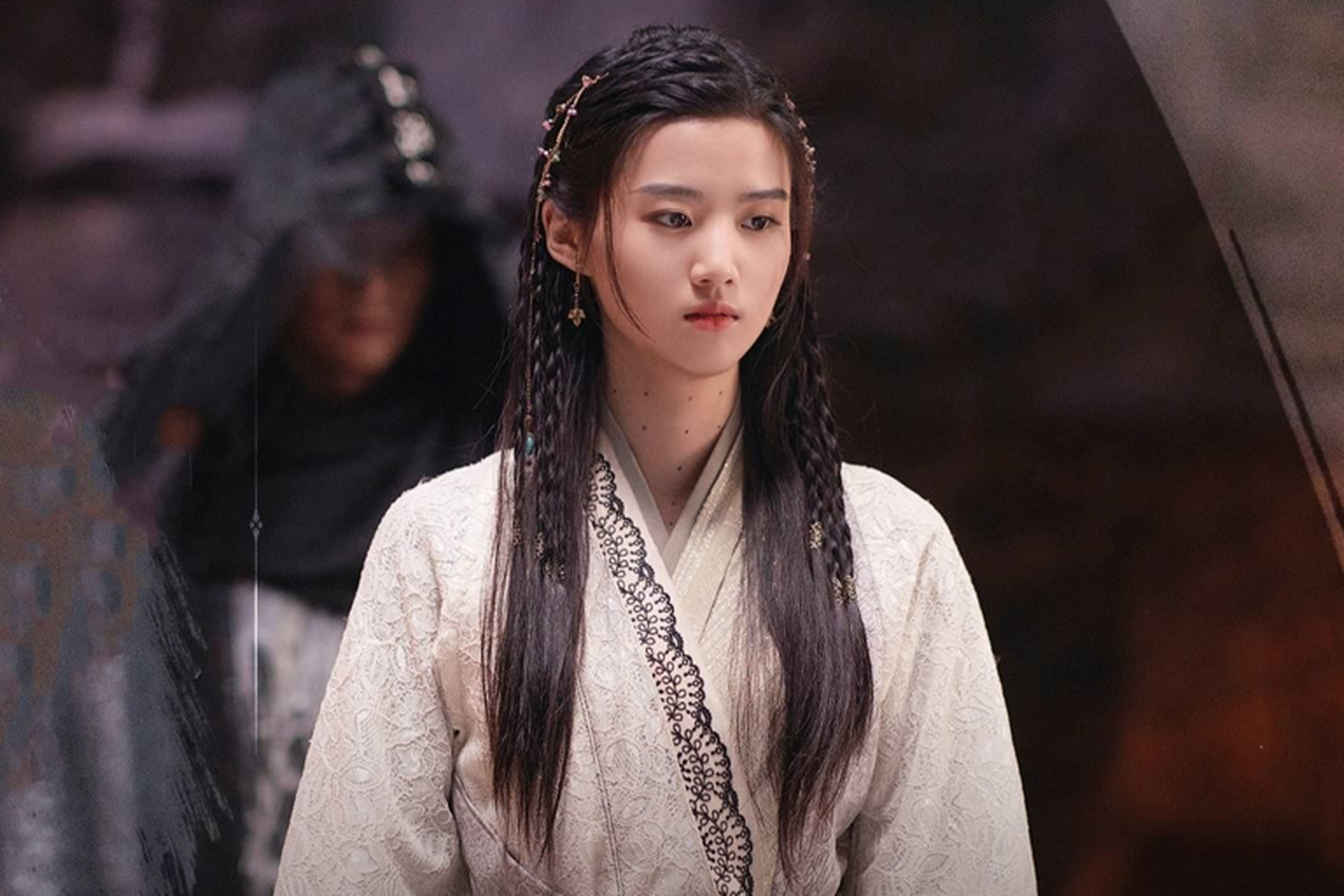 《斗破苍穹之少年归来》热播,剧中饰演雅妃的演员钟祺颜值和身材备受