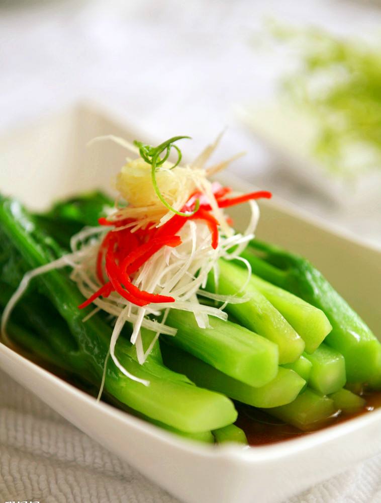 今天,让我们一起揭开白灼芥兰的独家做法,简单几步,让你在家也能享受