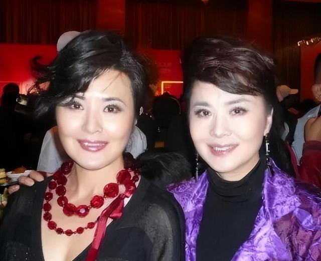 英达与田岷恋情曝光,街头牵手拥抱亲吻,时尚穿搭引关注