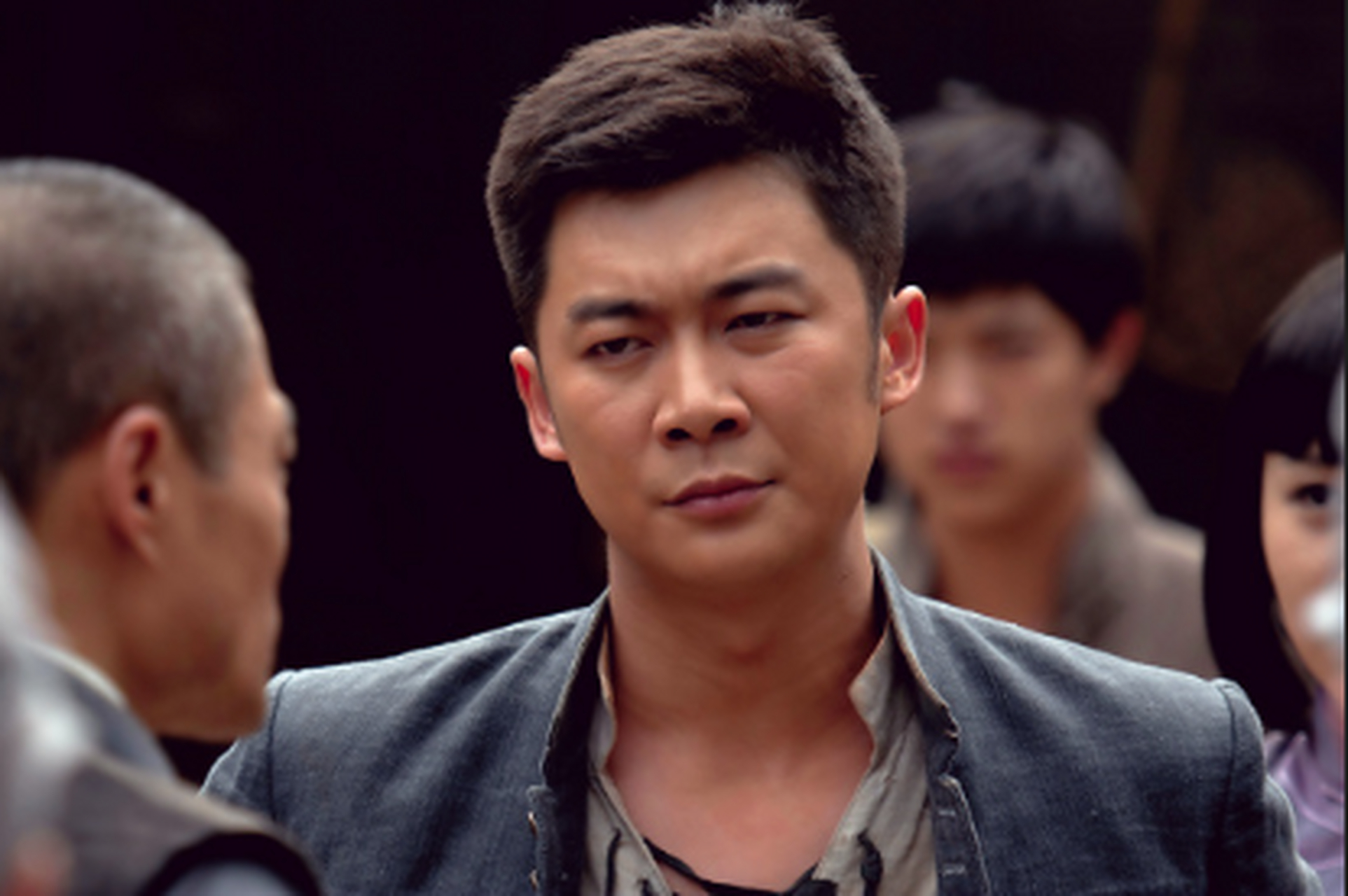 一次,郑晓龙来找曹征,曹征开门一看是郑晓龙,便赶紧把门关上,他觉得