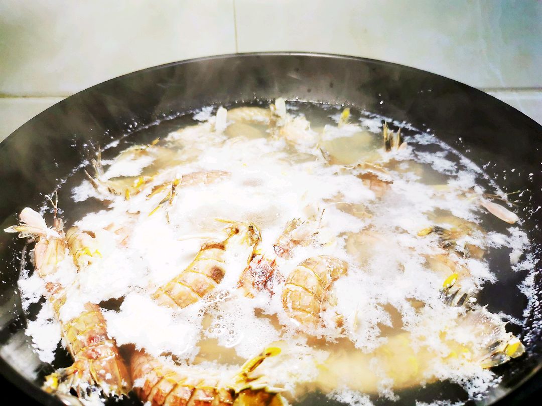 椒盐濑尿虾,香脆多汁,一口鲜一口香,美味撩人,欲罢不能的口感