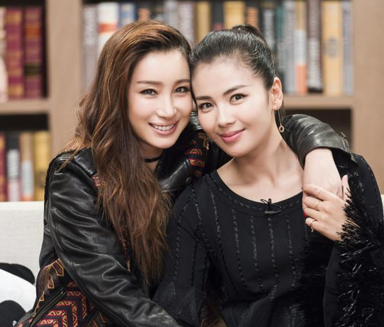 一次节目中,金星问秦海璐:"你觉得袁泉和周迅谁的演技好?