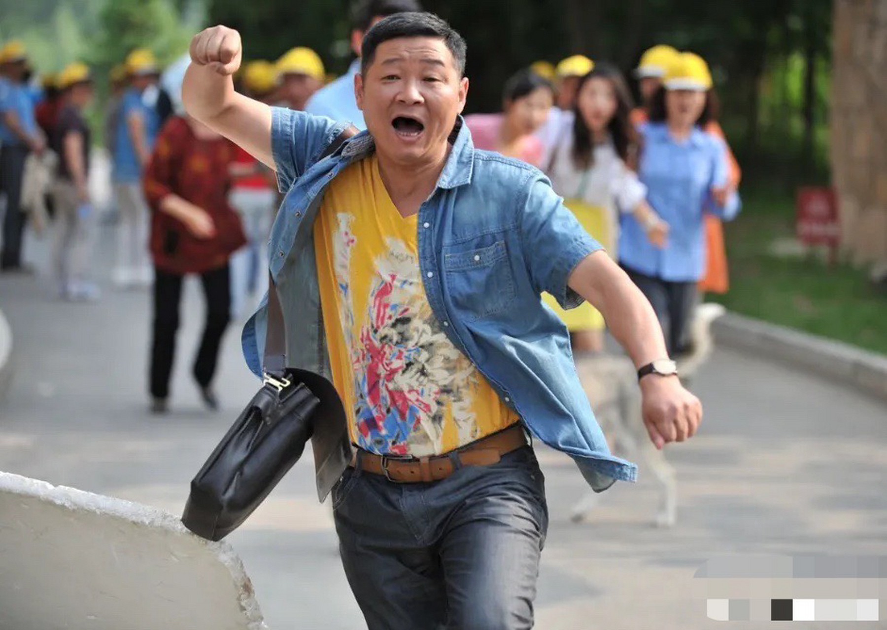 有一次,主持人问"三德子"赵亮:"你和张国立拍戏拍得好好的,怎么突然就