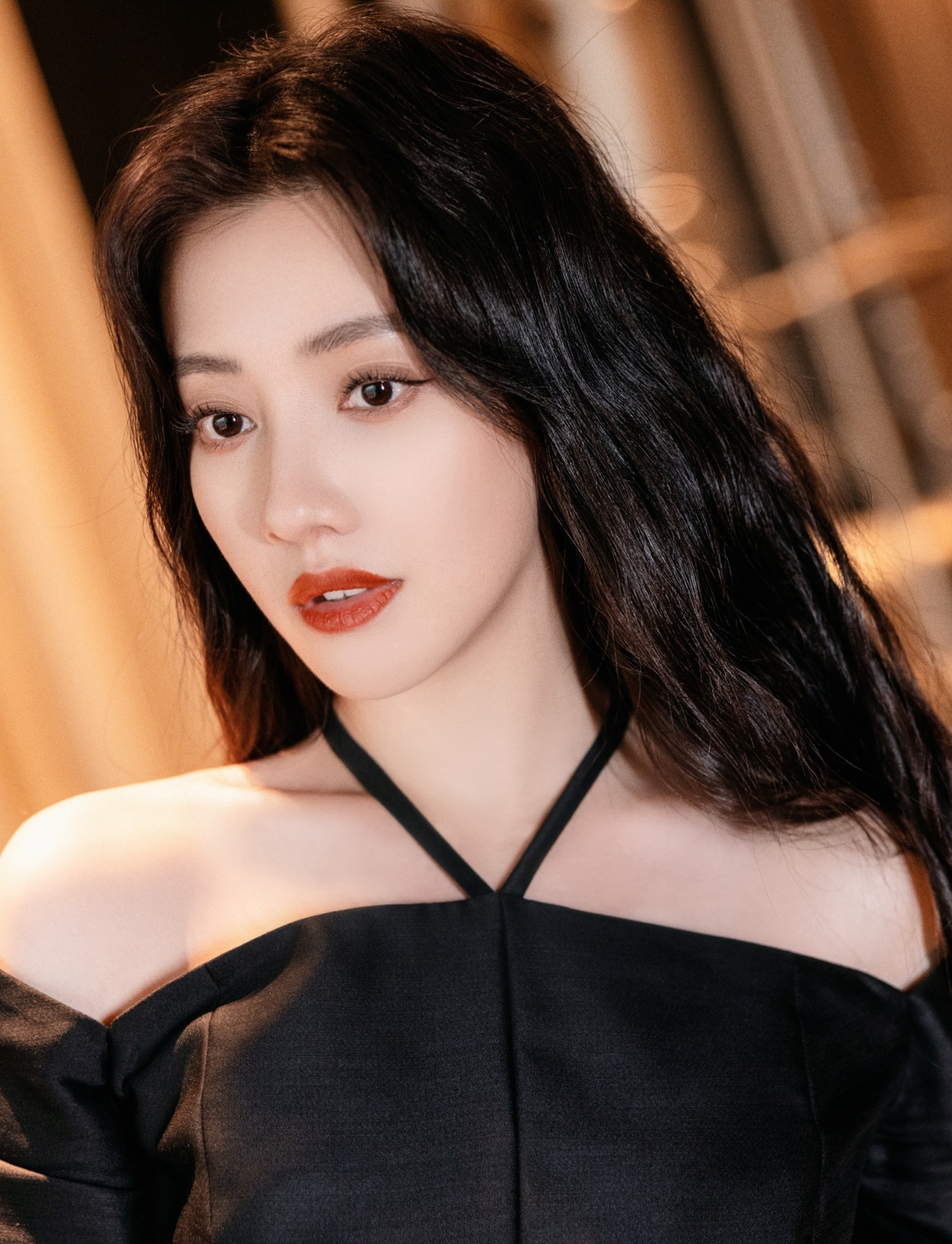 王鹤润还挺美一袭黑裙搭配微卷长发精致时尚妩媚动人
