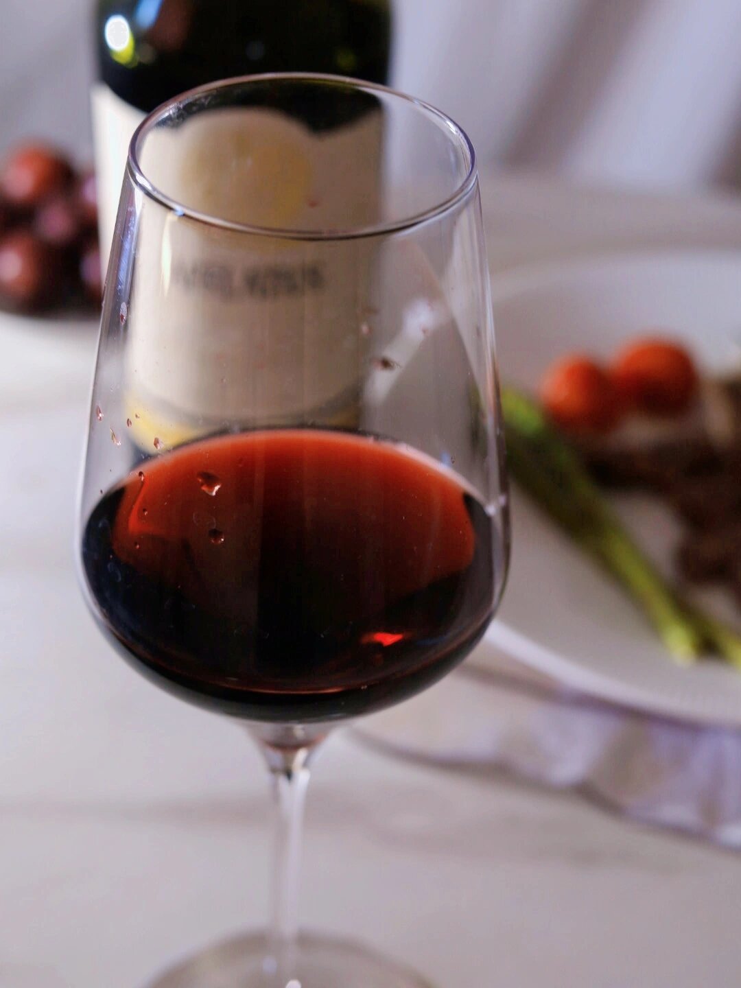 牛排与红酒色香味的融合与辉映,摇曳的烛光,有情人之间脉脉流转的情