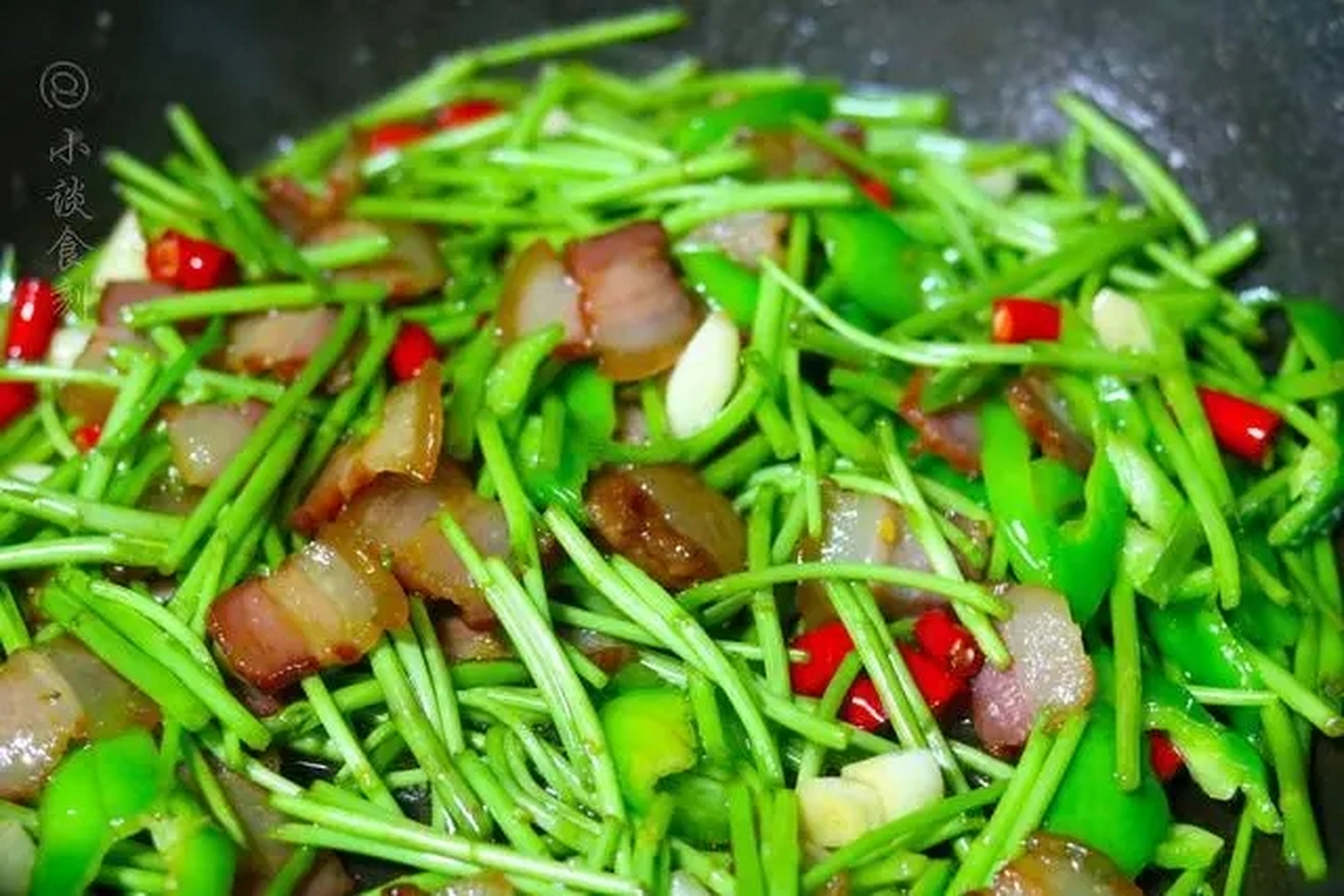 江西人爱吃辣,藜蒿炒腊肉就是最好的证明.