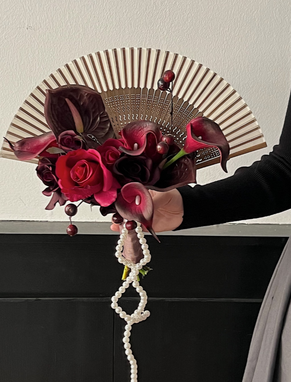 团扇手捧花:复古高级的中式浪漫 团扇手捧花,融合了中式传统与现代