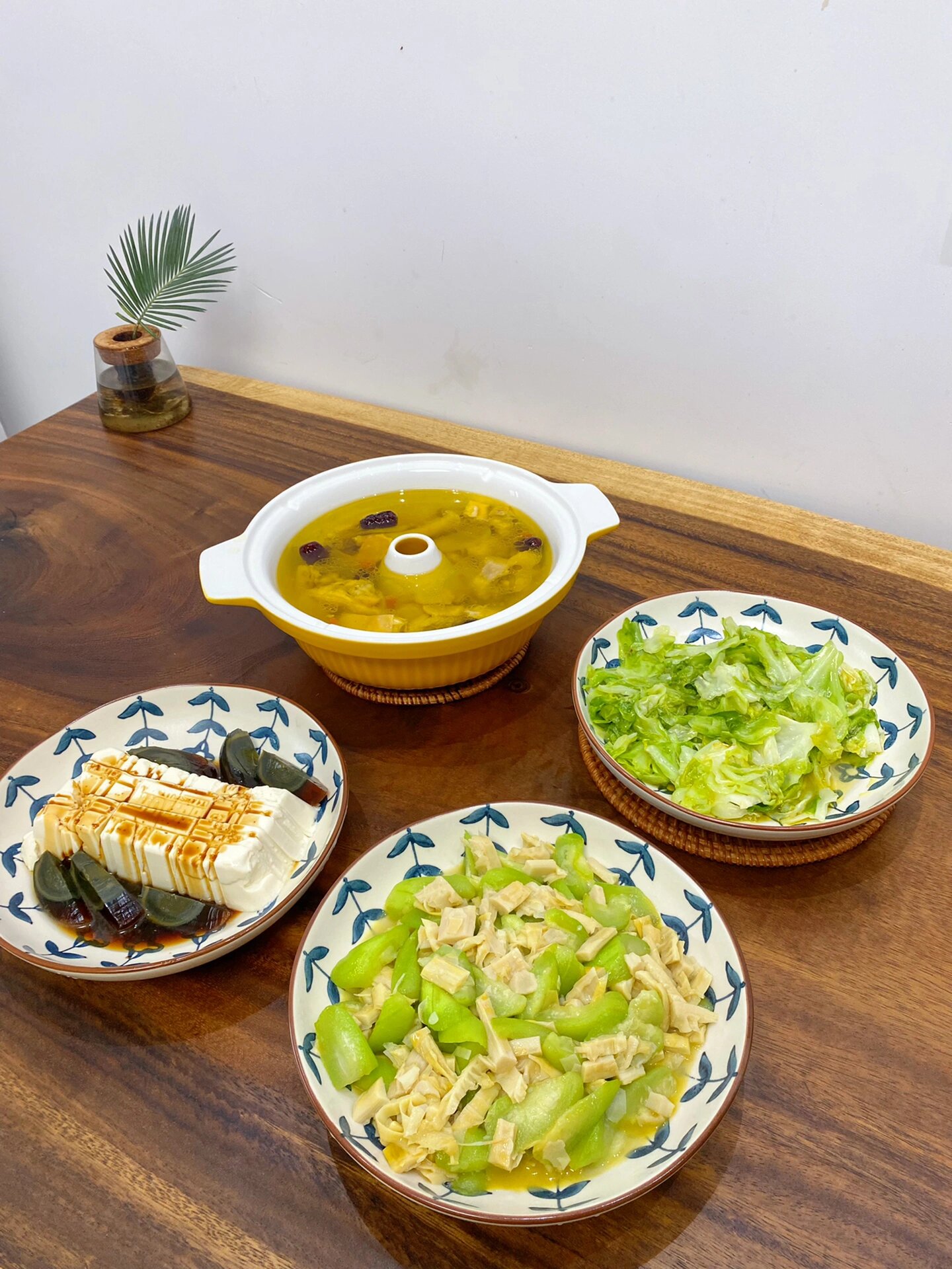 2丝瓜羊尾笋夏日减脂餐里可以多安排丝瓜 3清炒卷心菜 4皮蛋豆腐