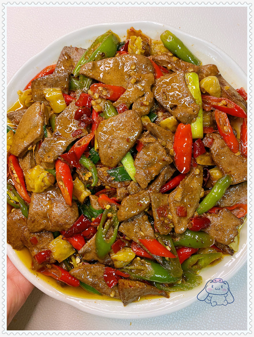 食材准备:猪肝240克,泡椒,剁椒,青红辣椒,干红辣椒,姜,大蒜,青蒜苗