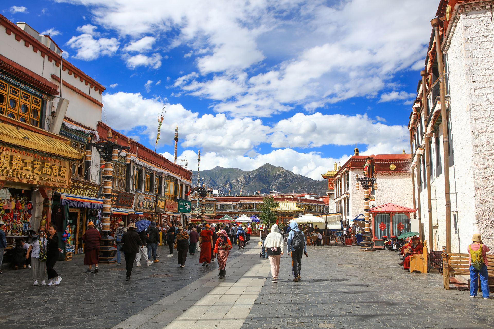 拉萨,八廓街上:那蓝天白云,那些形形色色的商品和人流,那些特色的民俗