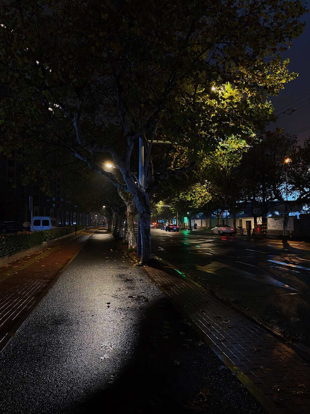 夜晚的城市街景,就像一幅美丽的画卷,让人流连忘返