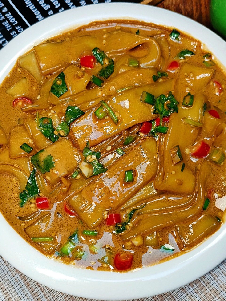 麻酱流汁宽粉,它的味道浓郁,做法简单,绝对能完爆路边摊!