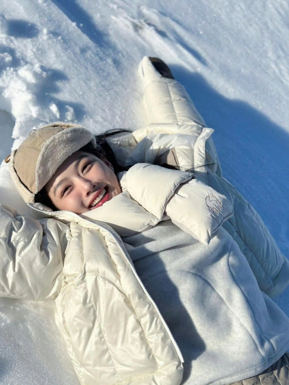 金裕贞变冬日女友了  金裕贞的私服穿搭一直备受关注,她以简约时尚的