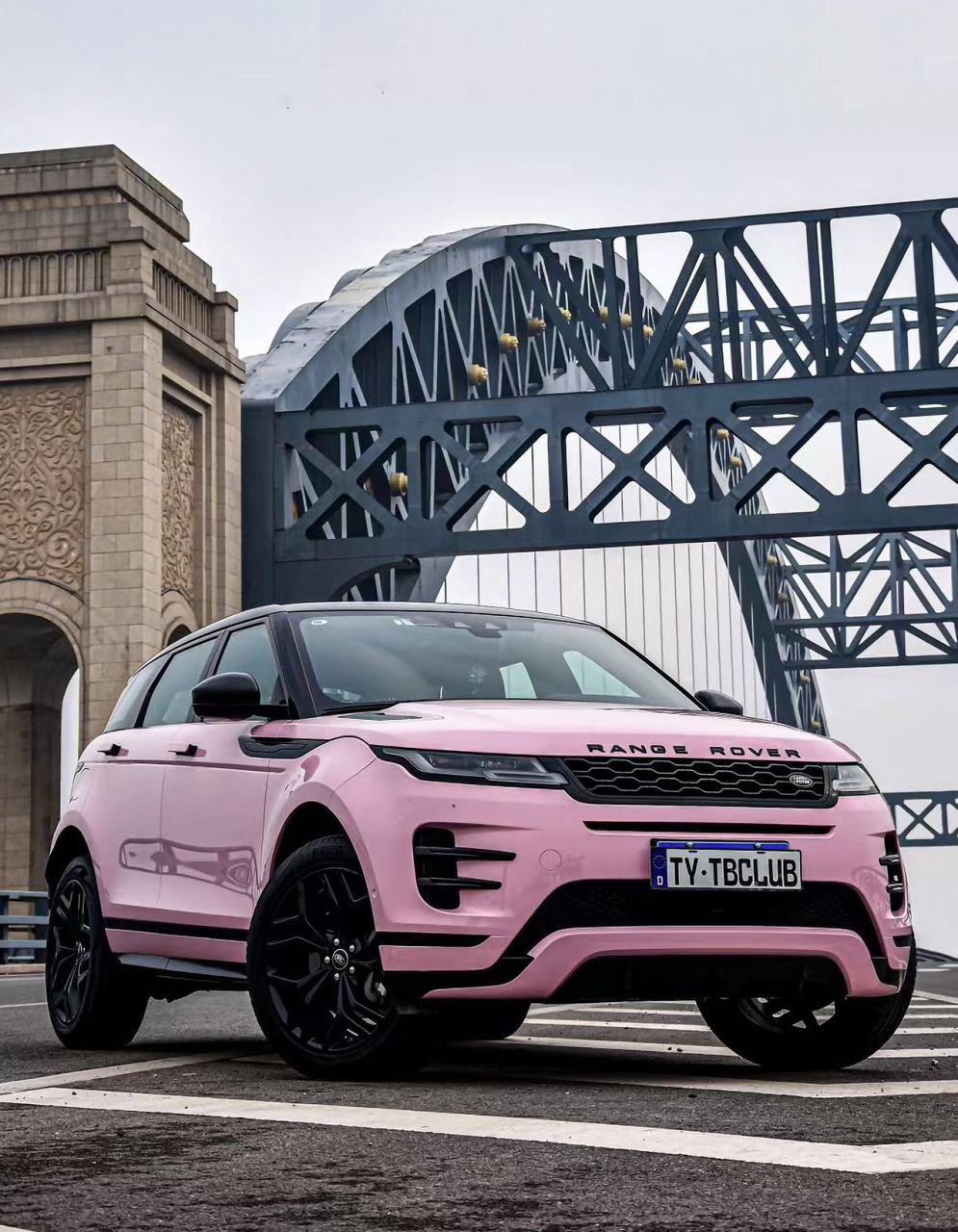 粉色,这个充满少女心的颜色,与路虎极光的硬朗气质相结合,竟然产生