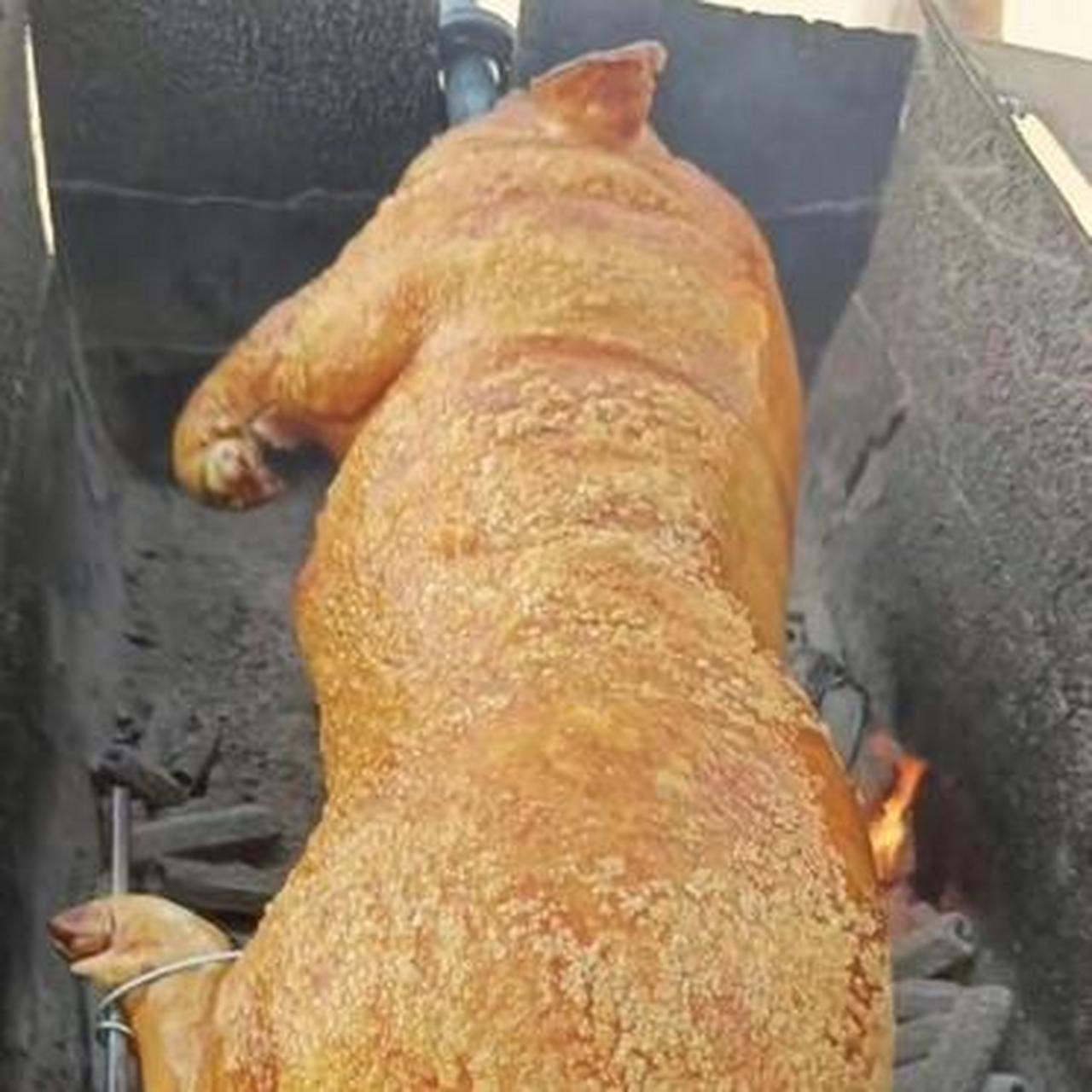 朋友家烤乳猪,特意邀请我来吃.