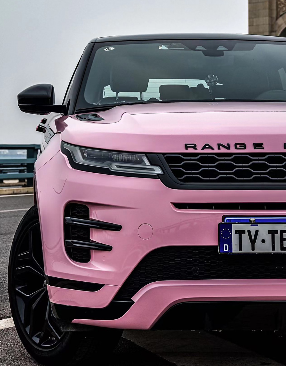 粉色,这个充满少女心的颜色,与路虎极光的硬朗气质相结合,竟然产生