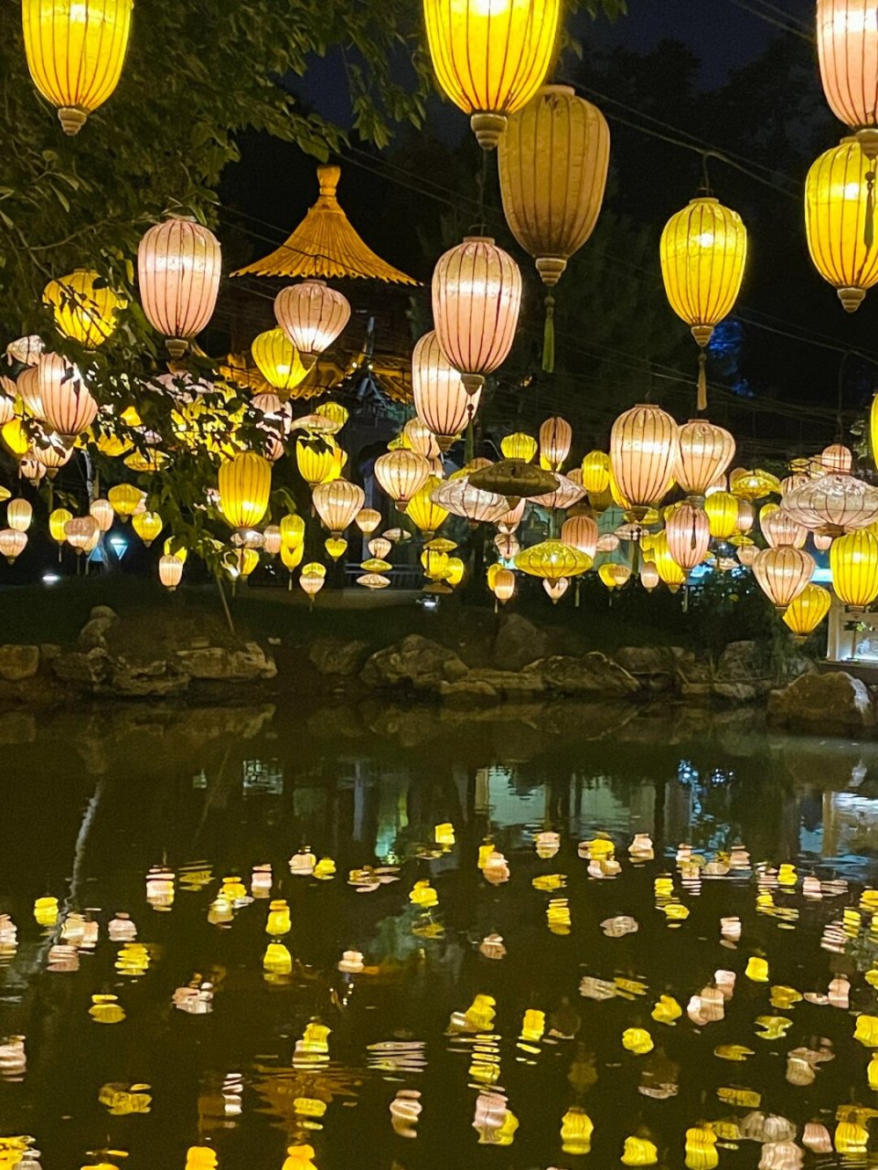 瘦西湖夜市:夜晚的魅力之源  这里不仅有醉人的夜景