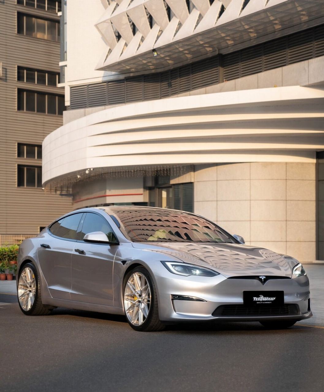 简约高级感金属色质感特斯拉model s  这种银色真的好高级,不愧是简约