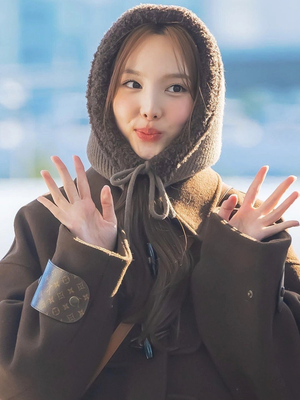 一只小兔子冷得搓手林娜琏机场穿搭  近日,twice的林娜琏身着可爱装扮