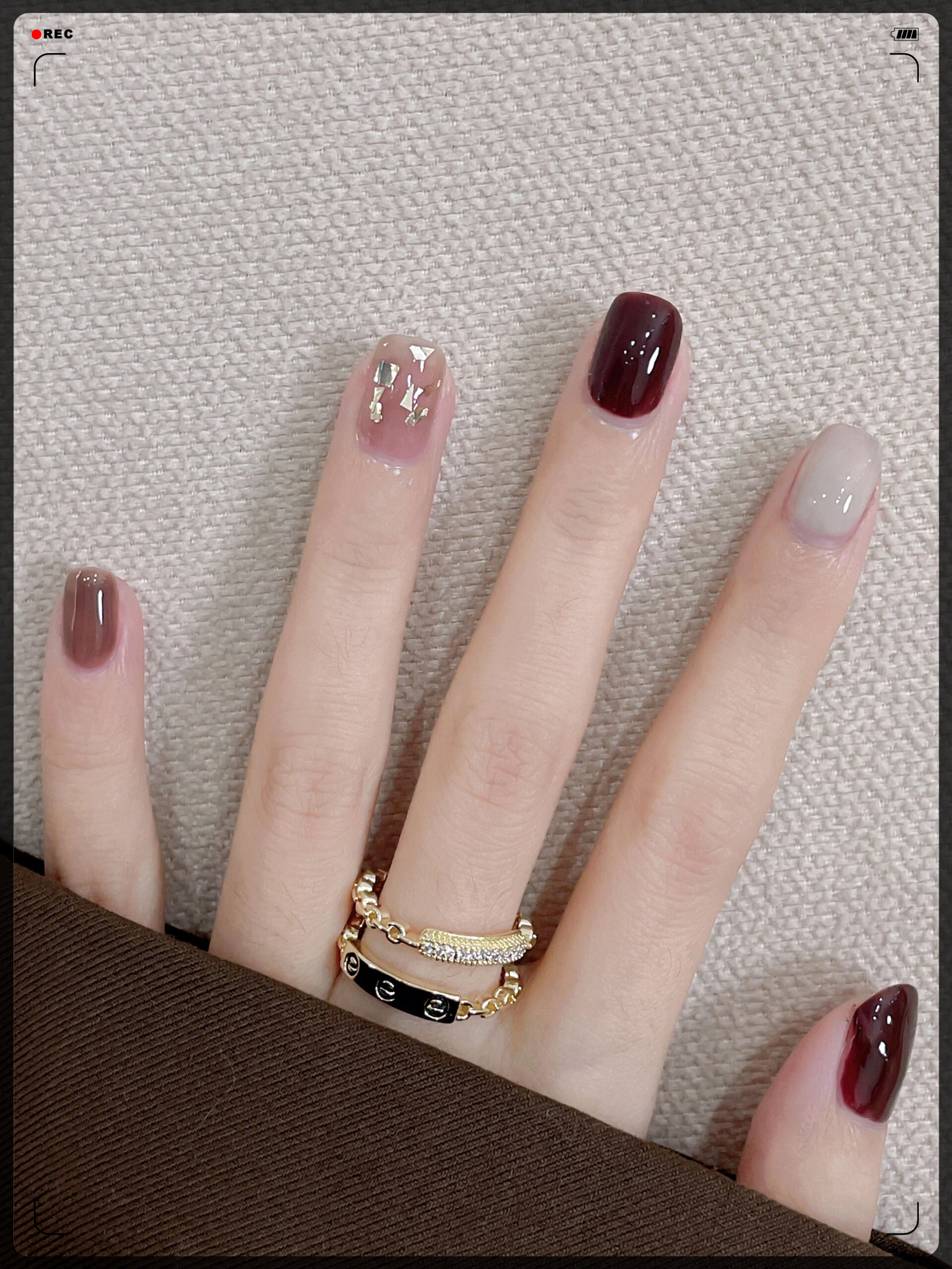 深色系美甲:选择深红,暗紫,深蓝等颜色作为底色,搭配金色或