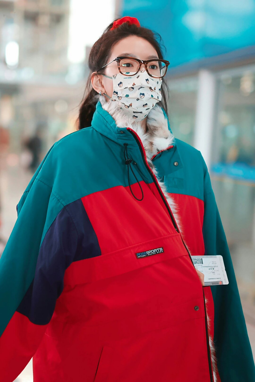 2023年12月16日,章若楠现身机场,她的穿搭吸引了众人的目光.