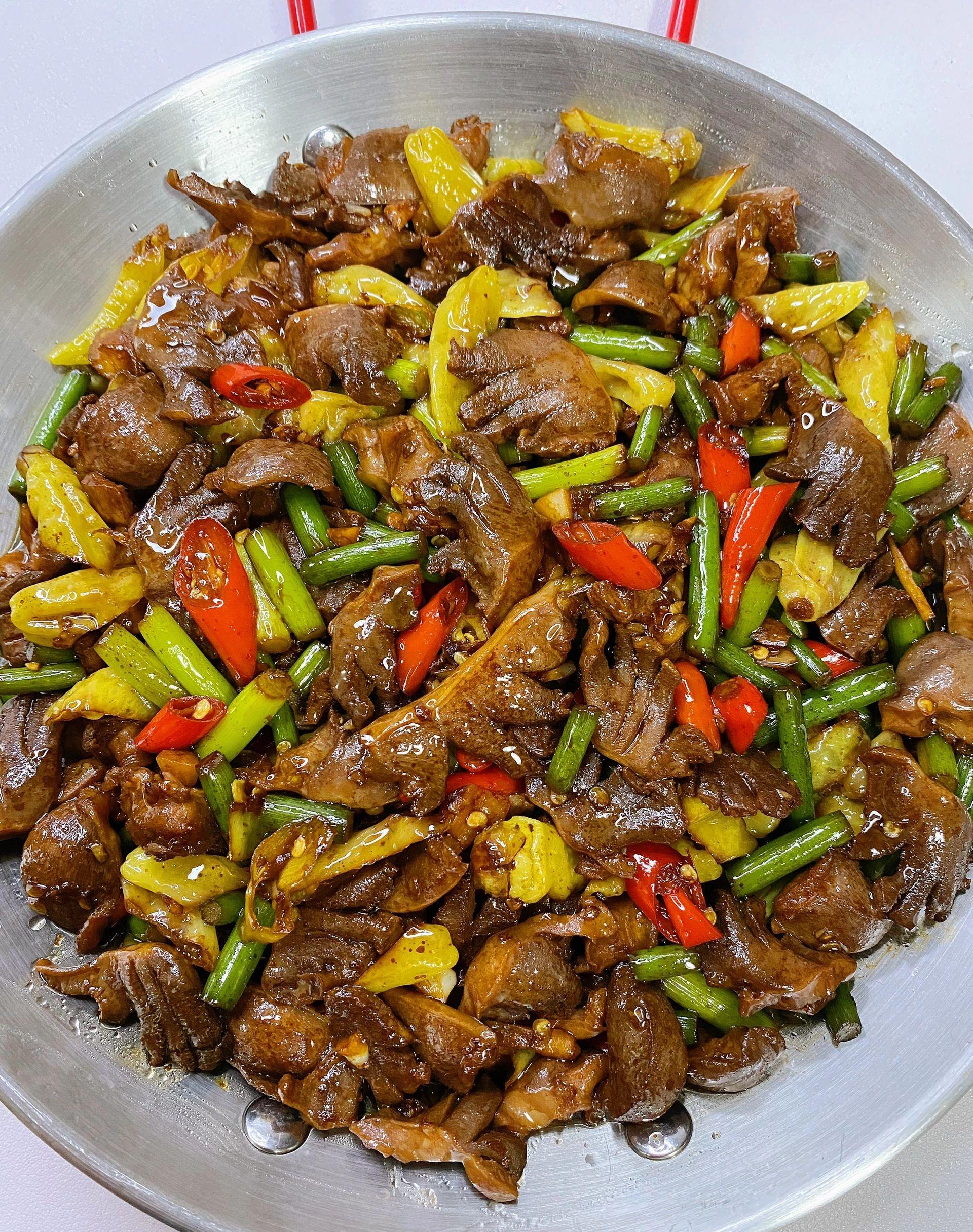 辣炒鸡胗 酸辣脆爽 一定要多备点米饭 食材: 鸡胗,泡椒,小米椒,姜蒜