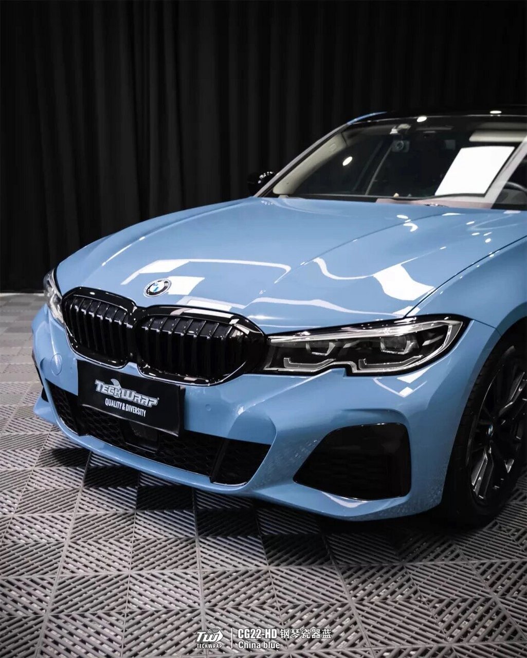 宝马3系钢琴瓷器蓝 最适合夏天的改色  这款浅蓝色系,如同钢琴上的