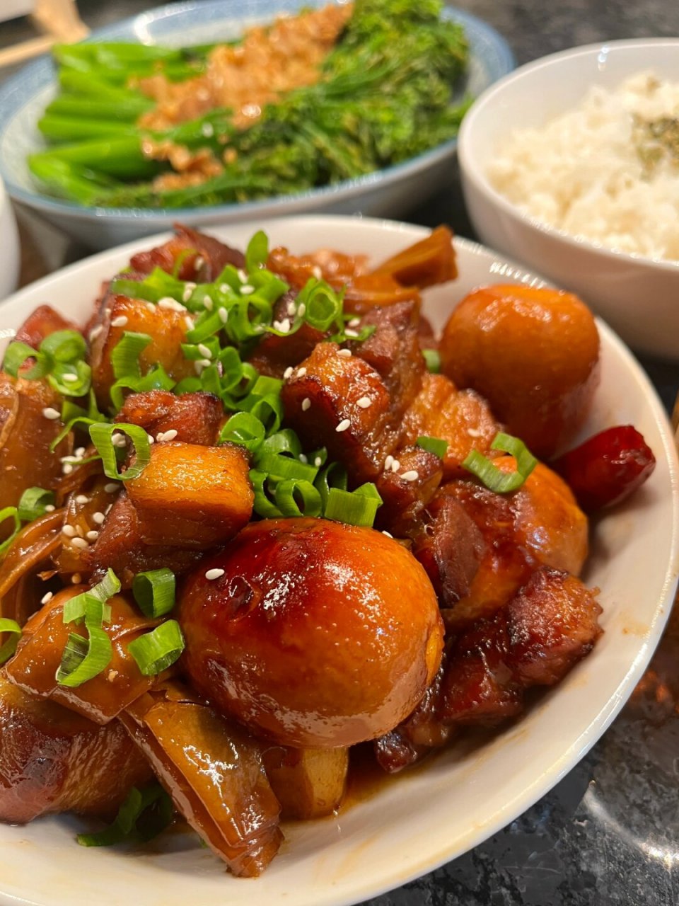 百叶结红烧肉,白灼长杆西兰花,荤素搭配,美味又营养.