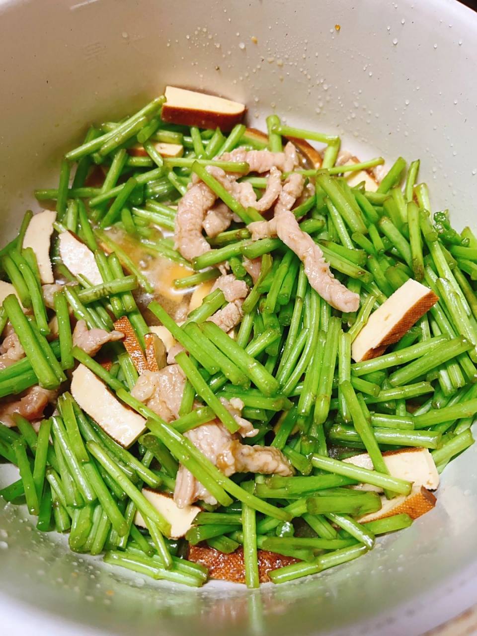 家常美食:香干芦蒿炒肉丝,让我欢喜减脂  在减脂期的我最爱的一道菜