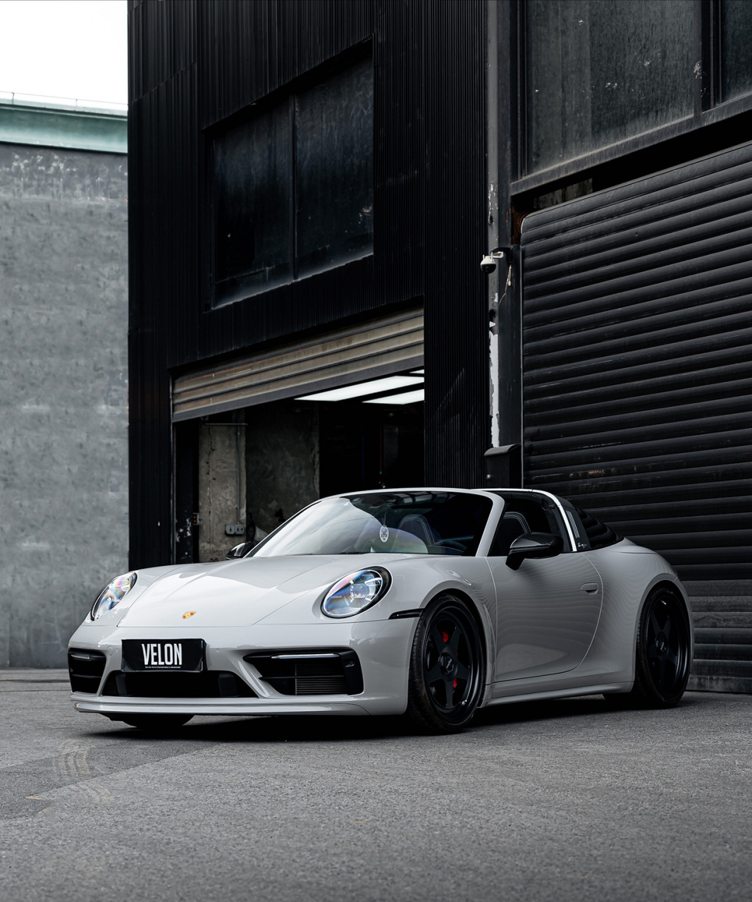 优雅到极致哑灰保时捷911 targa 4s  哑灰色是一种非常经典且百搭的