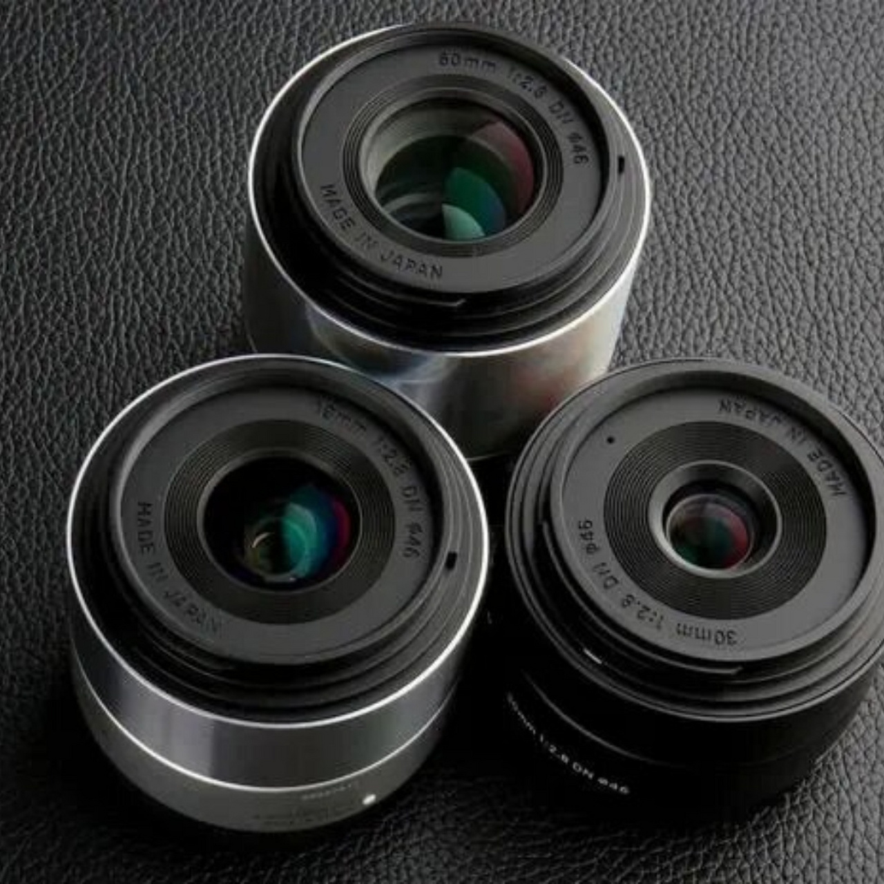 索尼zv-e10是一款经济实惠的入门级半画幅微单,适用于直播间使用.