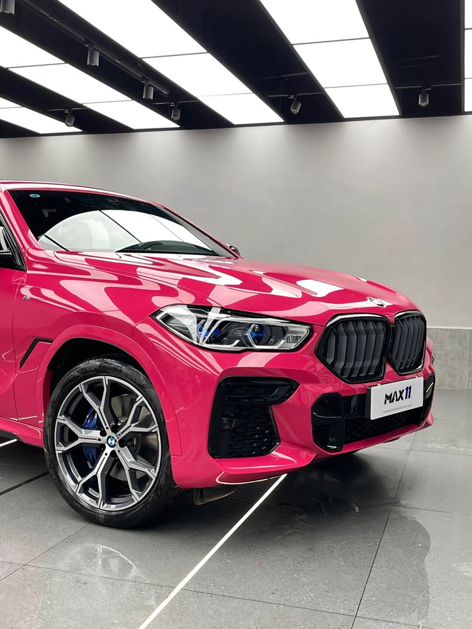 宝马x9,这么帅你心动吗  teckwrap秃鹰改色膜:星光宝石红,为宝马x6