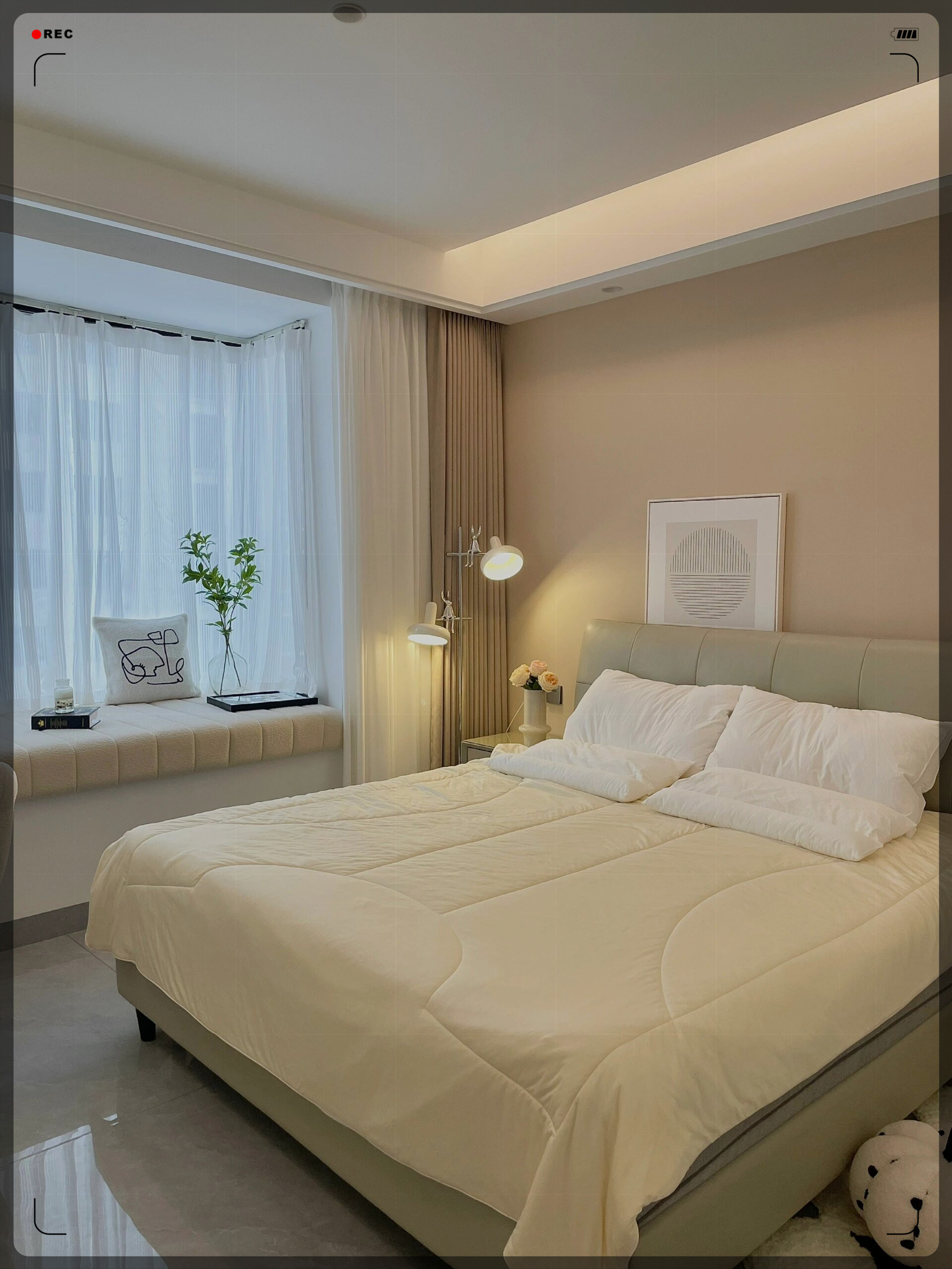 卧室的装修简约又实用,还能省钱,吸引人的地方就在于它的奶油色系.