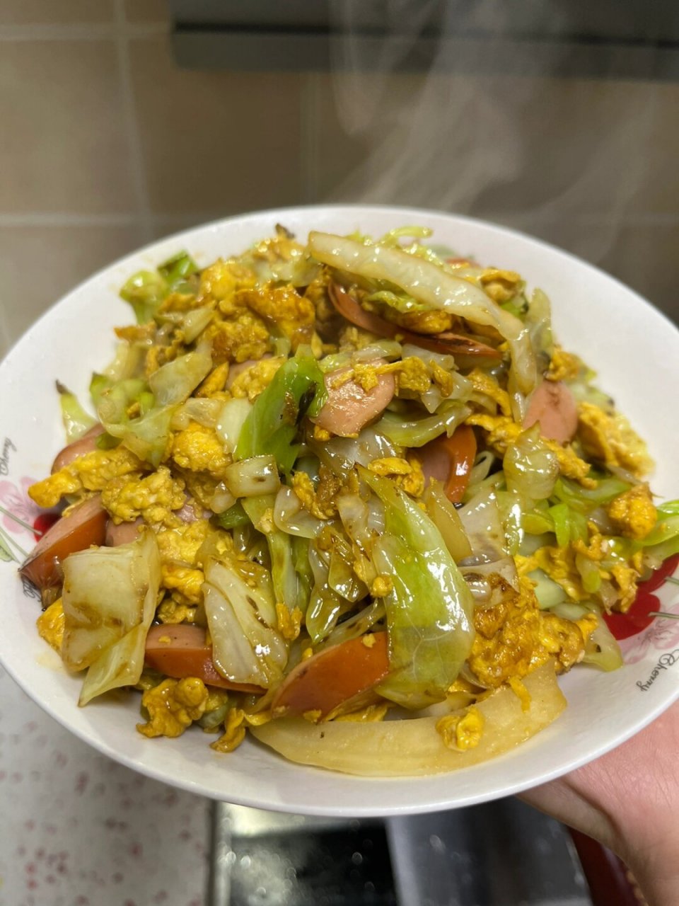 今天的晚餐很清淡,简单又美味  一道家常炒菜和一碗清汤面,色香味俱佳