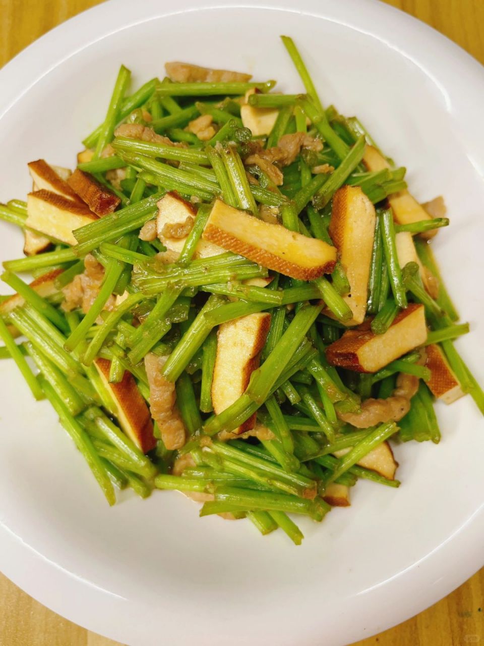 家常美食:香干芦蒿炒肉丝,让我欢喜减脂  在减脂期的我最爱的一道菜