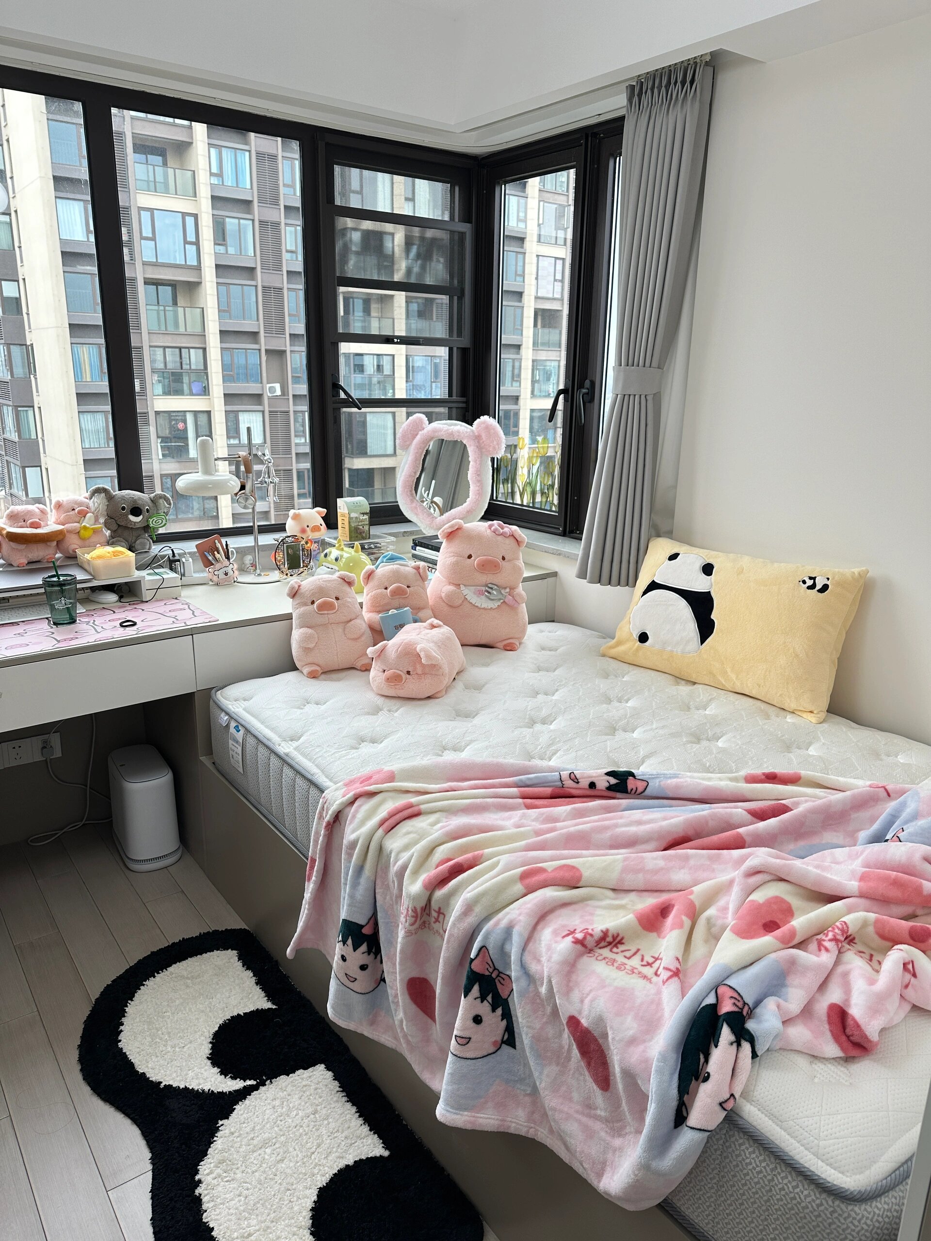 卧室越小,越要在布局上下功夫 超长书桌靠着大窗户,床尾连着桌子 在