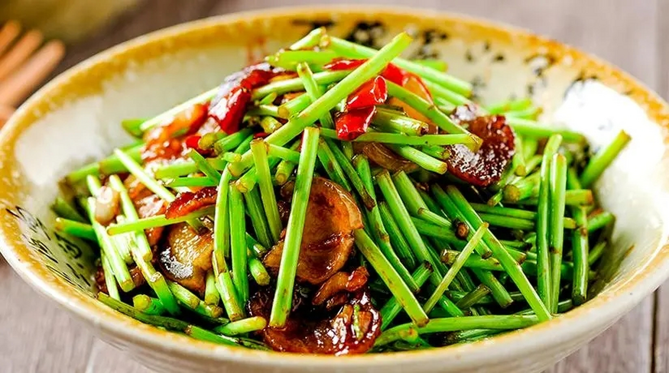 江西人爱吃辣,藜蒿炒腊肉就是最好的证明.