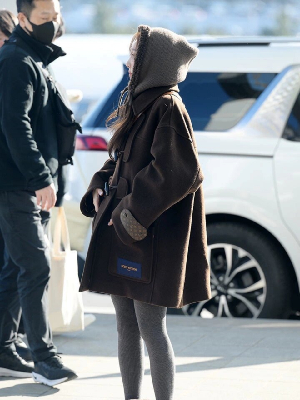 一只小兔子冷得搓手林娜琏机场穿搭  近日,twice的林娜琏身着可爱装扮