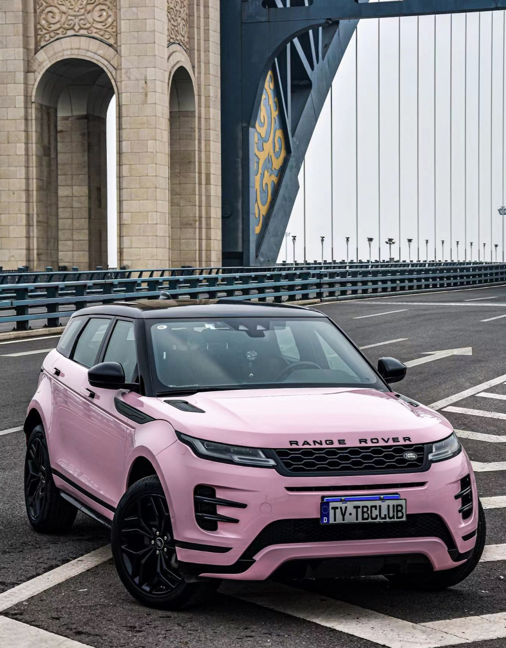 粉色,这个充满少女心的颜色,与路虎极光的硬朗气质相结合,竟然产生