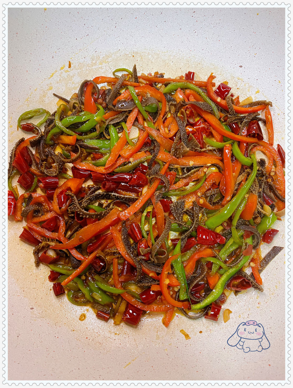 毛肚切成条,青红椒切丝,葱姜蒜切末,干红辣椒切段.