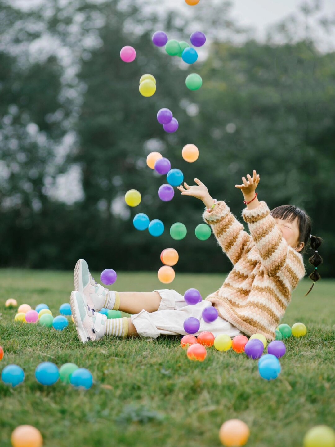 将五颜六色的海洋球搬到户外,小朋友们玩得不亦乐乎