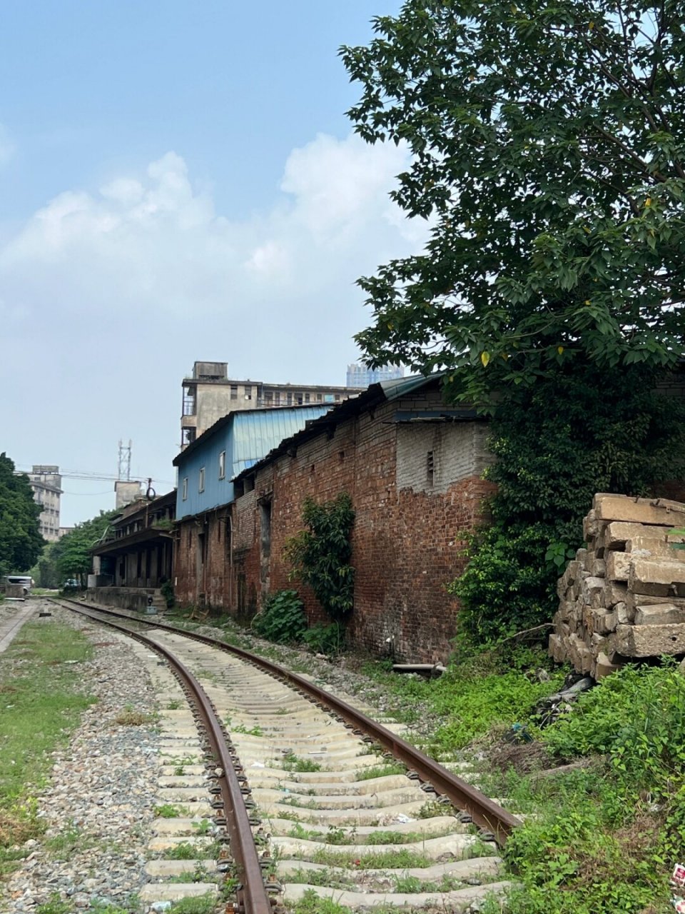 广州网红摄影地 石围塘铁路  石围塘火车站,曾是广三铁路的起点站,由