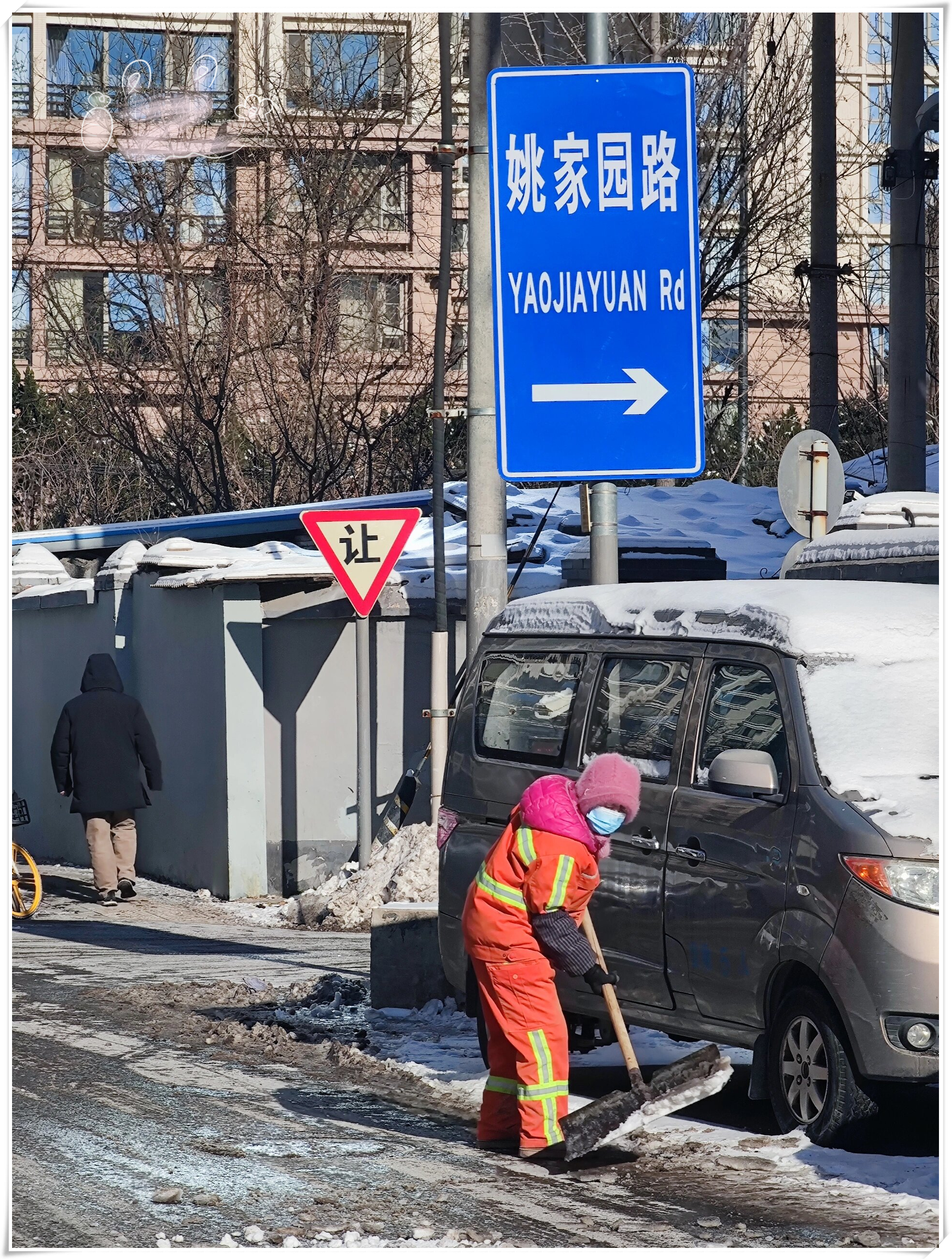 环卫工人扫雪背影图片