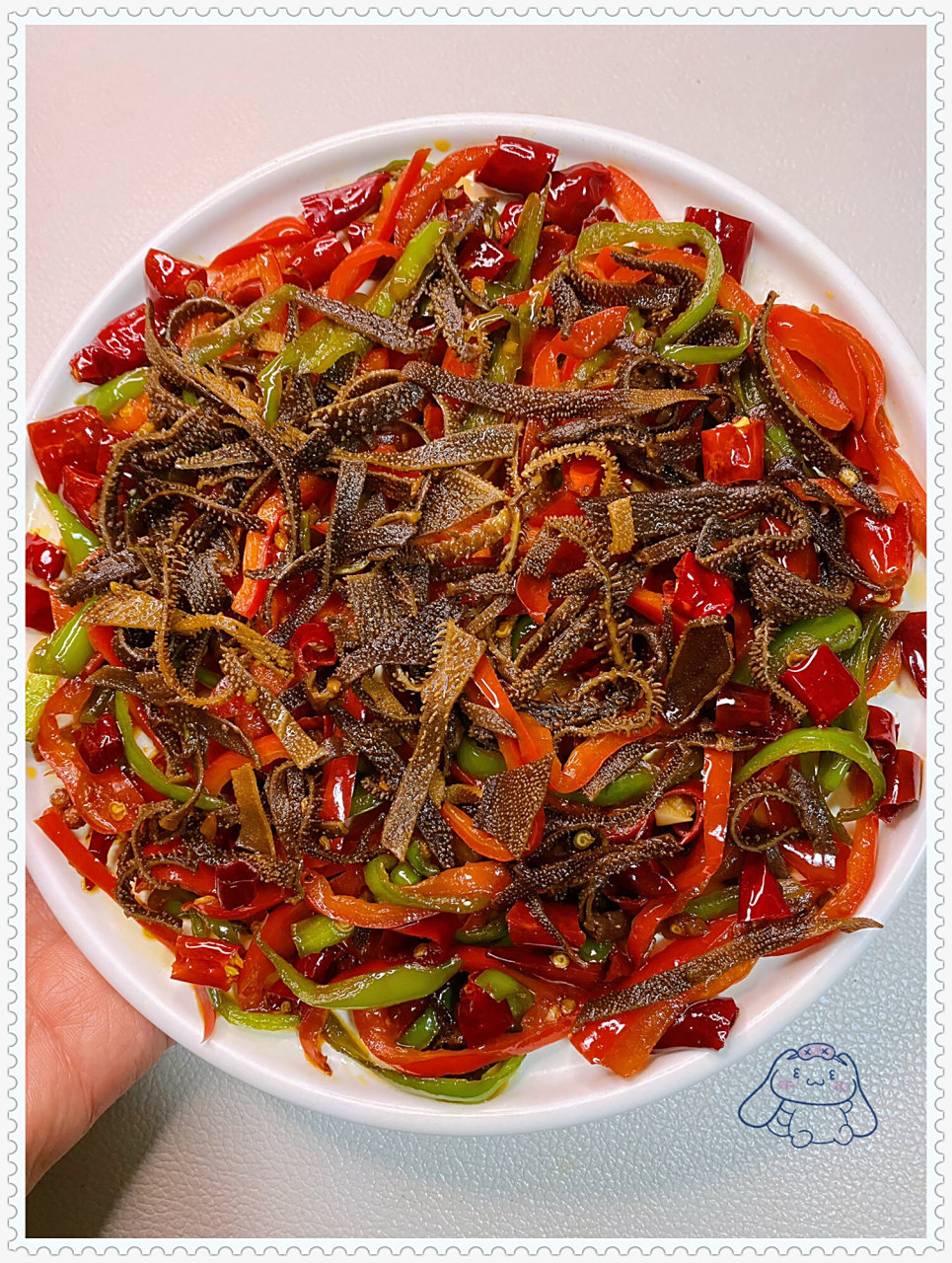 毛肚切成条,青红椒切丝,葱姜蒜切末,干红辣椒切段.