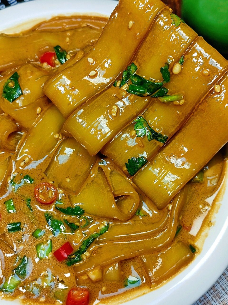 麻酱流汁宽粉,它的味道浓郁,做法简单,绝对能完爆路边摊!