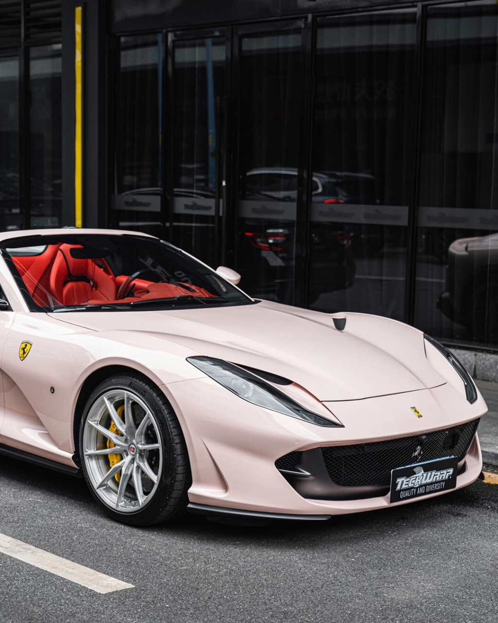 而现在,法拉利提供了一种新的改色选项,名为「钢琴常玉粉」.