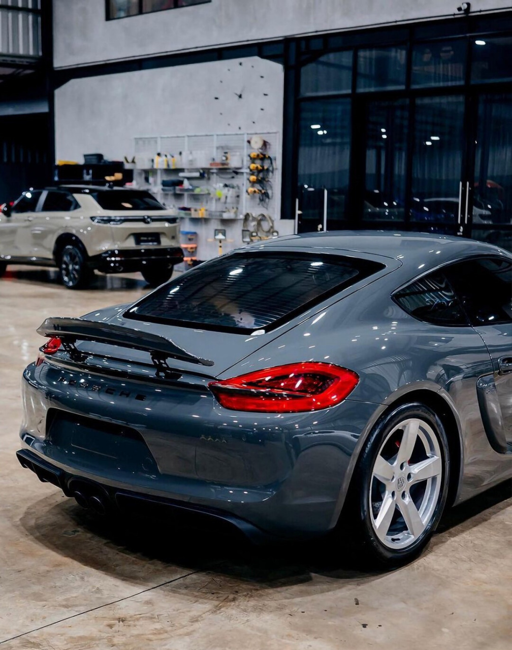 水泥灰718 cayman gt4 抵挡不住的帅气  保时捷718的水泥灰,是一种让