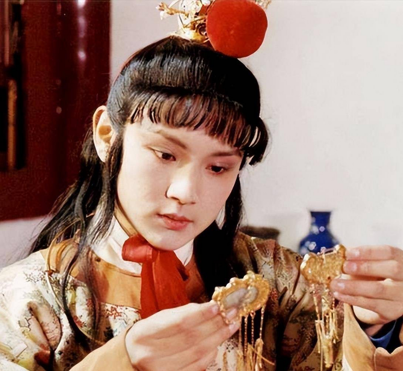 87版《红楼梦》可谓是经典中的经典,但是欧阳奋强并没有因为演活了贾